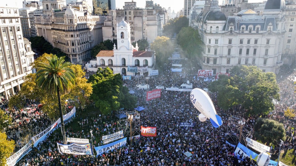 ARGENTINA : UNA PUEBLADA APOYO A LA EDUCACION PUBLICA Y LAS UNIVERSIDADES 